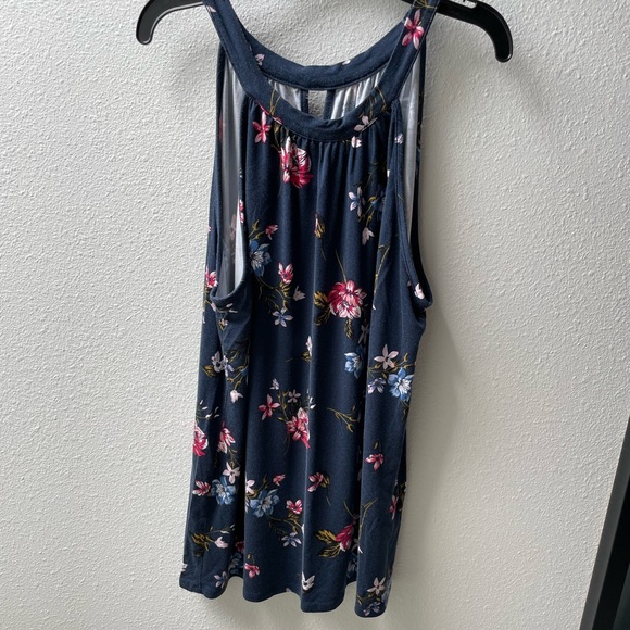 Market & Spruce Kaya keyhole tank top size Medium - Picture 7 of 7